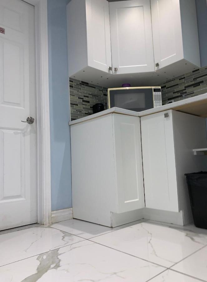 Private Comfy Apartment In Montreal Luaran gambar