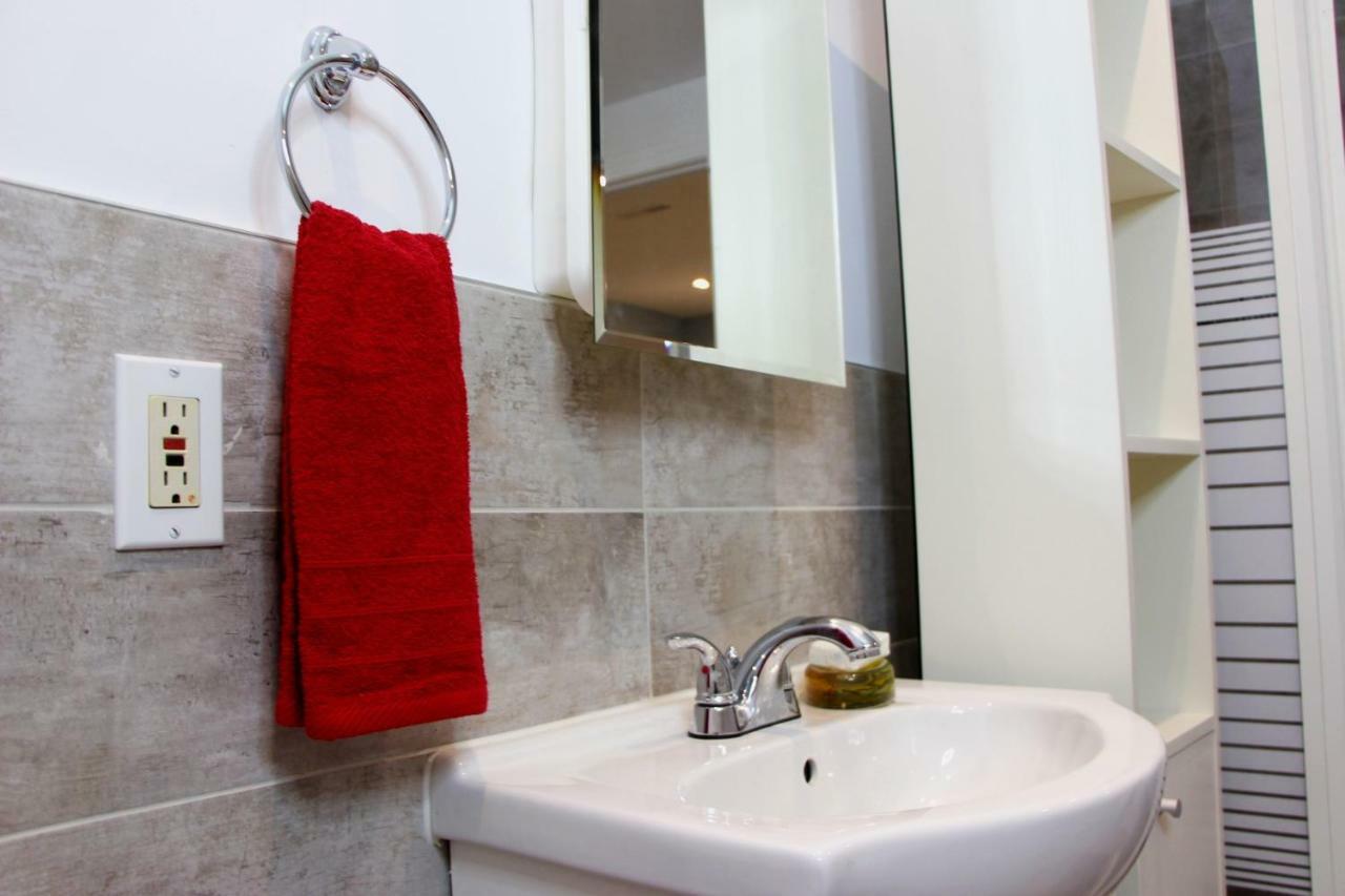 Private Comfy Apartment In Montreal Luaran gambar